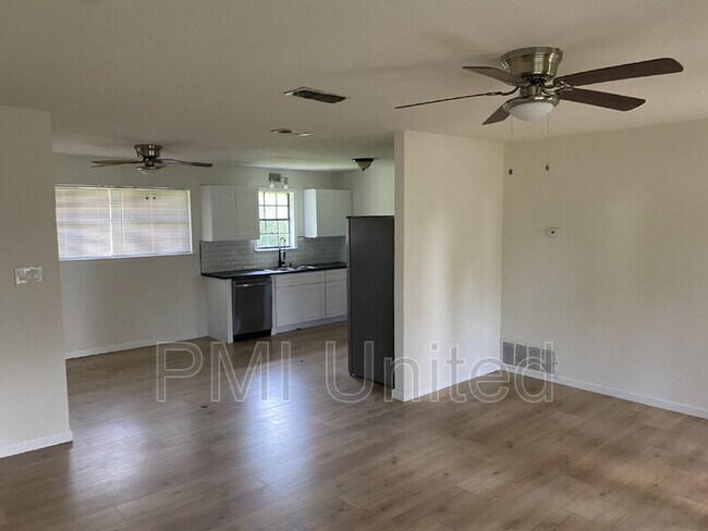 Foto del edificio - 218 E 7th St