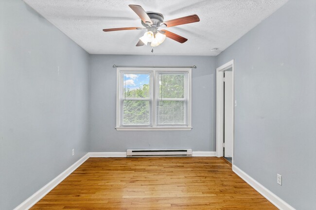 Building Photo - 4 bedroom / 1 3/4 bath.  Pet friendly, Und...
