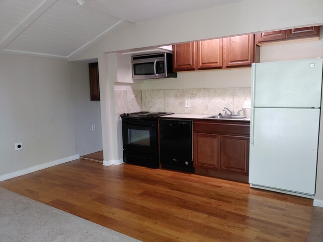 Full kitchen with washer/dryer hook ups. - 1301 St John St