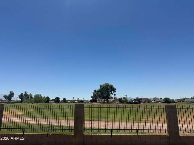 Foto del edificio - 8743 W Sierra Vista Dr