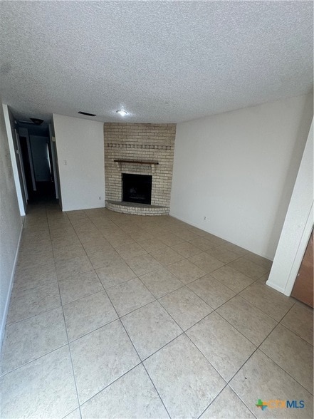 Building Photo - 213 Versailles St