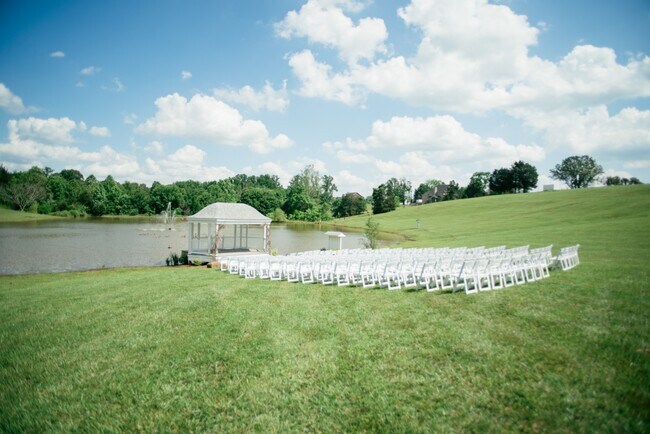 Foto del edificio - 7821 Bellevue Rd