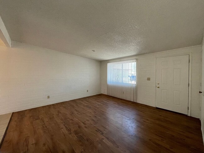 Building Photo - Central 2 bedroom 1 bath unit with Fenced ...