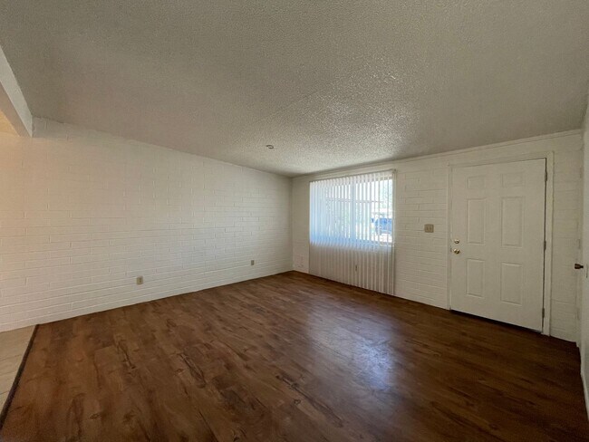 Foto del edificio - Central 2 bedroom 1 bath unit with Fenced ...
