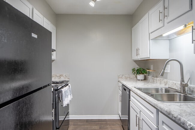 1BR, 1BA - 688SF - Kitchen - Retreat at Eddins