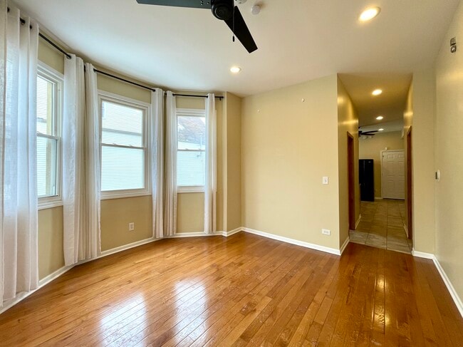 Building Photo - 2028 N Hamlin Ave