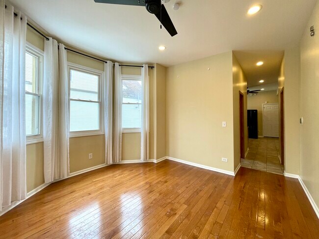 Foto del edificio - 2028 N Hamlin Ave