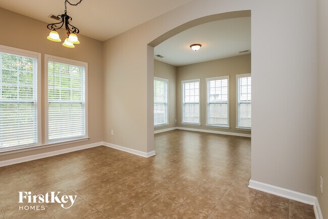 Foto del edificio - 242 Mayfield Dr