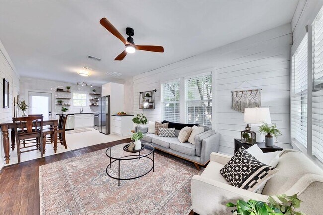 Building Photo - 307 W 45th St