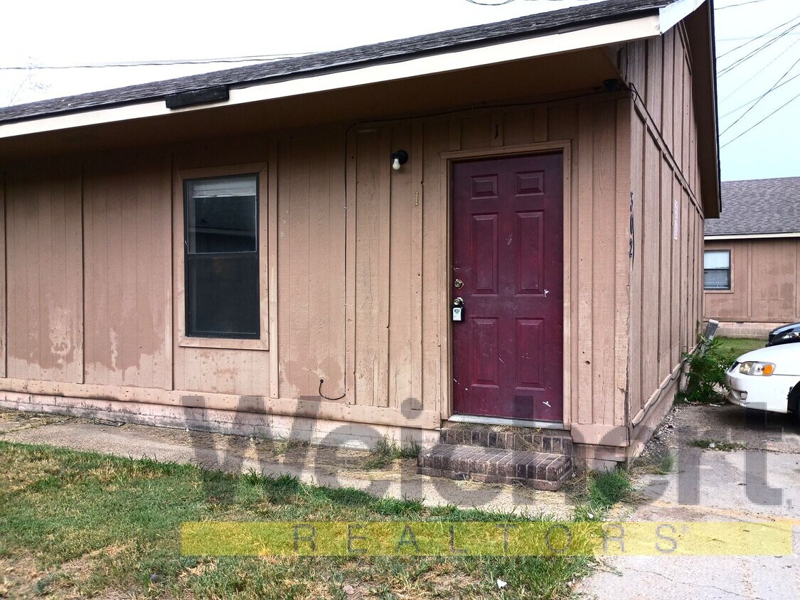 Foto principal - Updated 2-Bedroom with Easy Commute