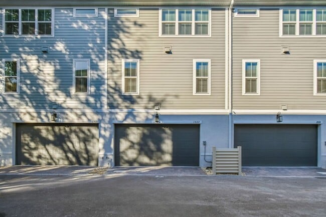 Building Photo - 1927 Risby Aly