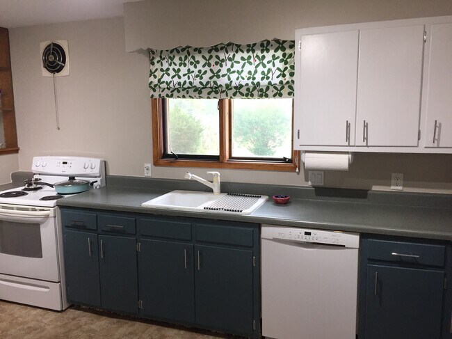 Kitchen - 1603 W John St