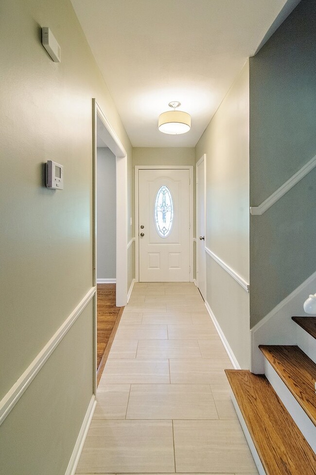 Building Photo - 4 Bed Home Completely Updated