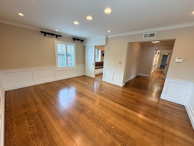 Building Photo - 831 Columbia Dr
