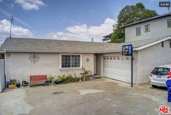 Building Photo - 921 Manzanita St