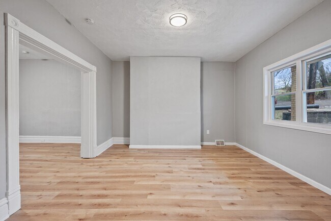 Building Photo - Beautiful Fully Renovated 4 Bedroom Home I...