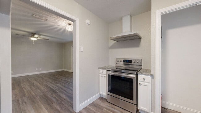 Building Photo - PRICE IMPROVEMENT NOW ONLY $995!!!