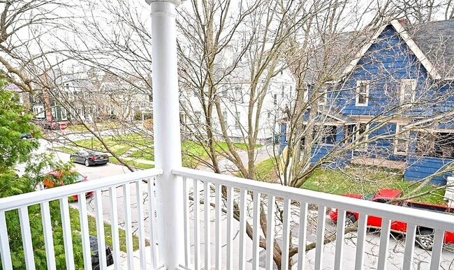 Private Porch that overlooks Park Ave@ - 72 Cambridge St