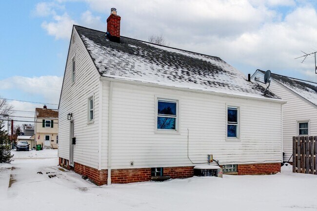 Foto del edificio - Welcome to a well-maintained 3-bedroom 1-bath home - Willowick, OH 44095