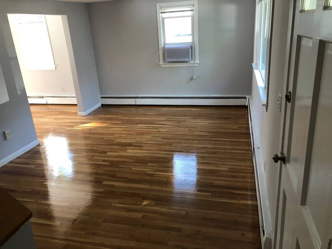 Family room - 271 Cross St