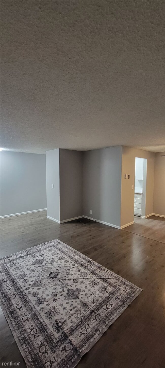 Building Photo - 3 br, 1 bath Duplex - 403 Southeast 117th ...