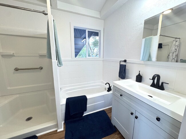 Building Photo - "Charming 3-Bed, Renovated Convenience on Ainaola Drive in Hilo!"