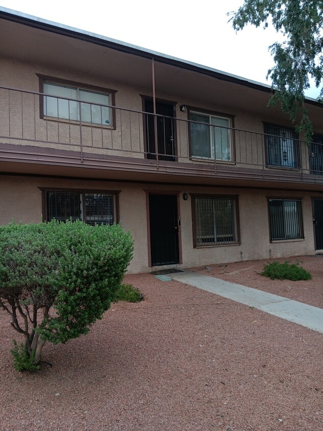 Primary Photo - 565 S Royal Crest Cir