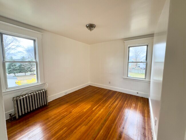 Building Photo - 65 Parmelee Ave