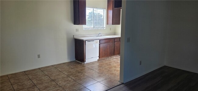 Building Photo - 1319 Oakwood Dr W