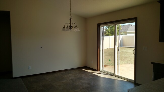 Foto del edificio - Newer 3/2 Rathdrum Rancher with RV Garage