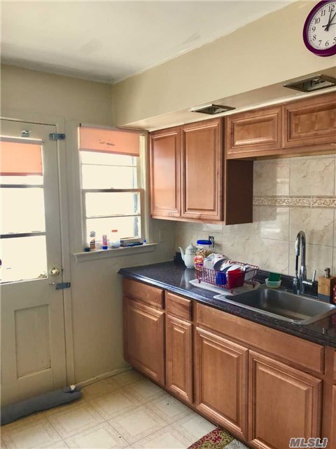 Foto del edificio - 72 Andrews Ave