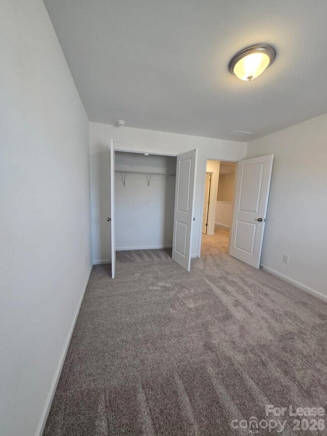 Foto del edificio - 5240 Kinsbridge Dr