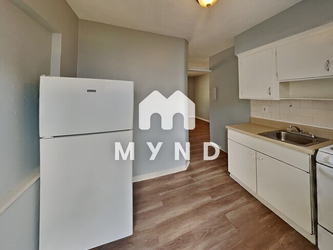 Building Photo - 830 14th St N Unit 6
