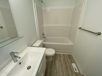 Photo du bâtiment - 11213-11251 51 St NW