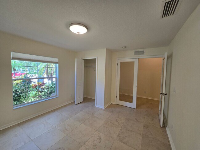 Foto del edificio - 4 Bedroom 2 Bathroom in Waterford Lakes