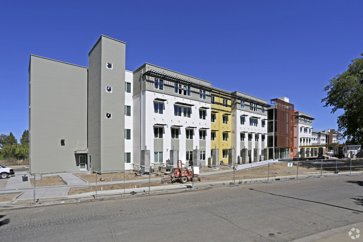 Primary Photo - 8th and Wake (Graduate Student Housing)