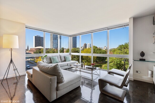 Foto del edificio - 1555 N Dearborn Pky