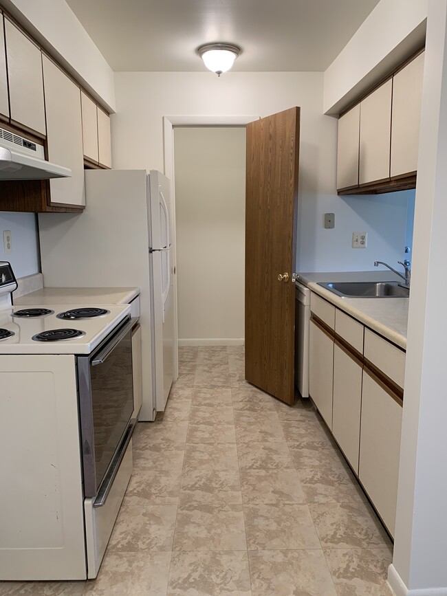 Kitchen (A) - Hickory Square Apartments