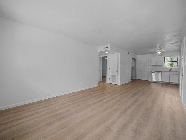 Building Photo - Ravenwood Apartments!!
