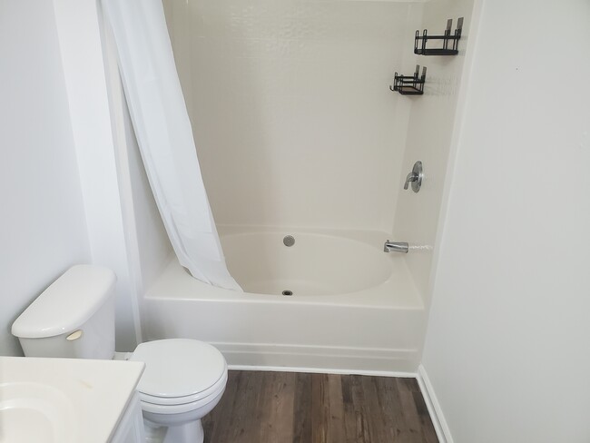 Garden tub/shower in master bathroom - 42 Gr-Pd-51