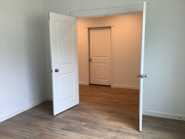 Foto del edificio - 4-Bedroom 3-Bathroom Townhouse style home