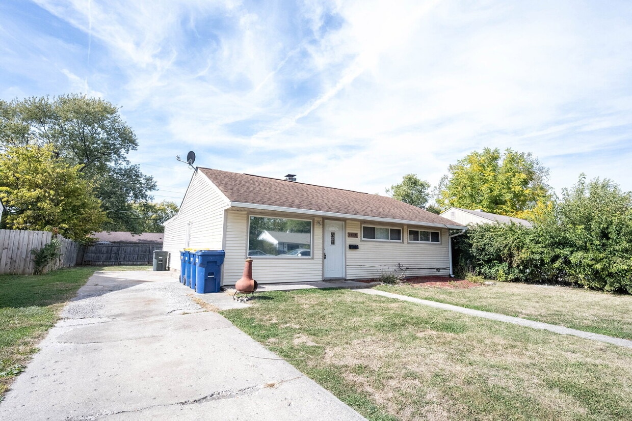 Foto principal - "Charming 3-Bed, 2-Bath Retreat in Indiana...