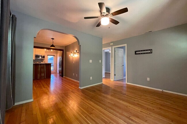 Building Photo - Charming Kenton Bungalow with Large Fenced Yard, Central A/C, Washer/Dryer