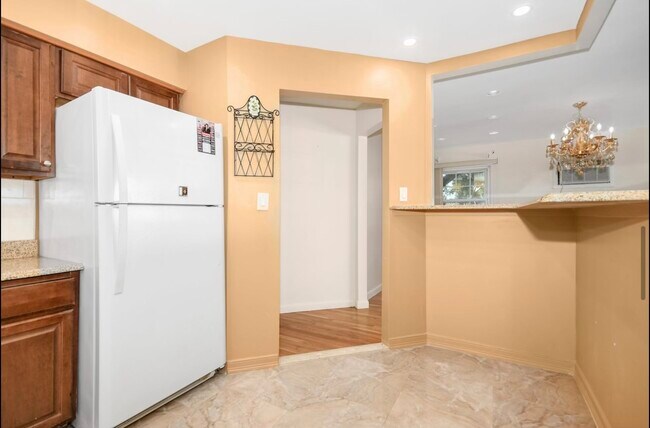 Kitchen - 395 Cochran Pl