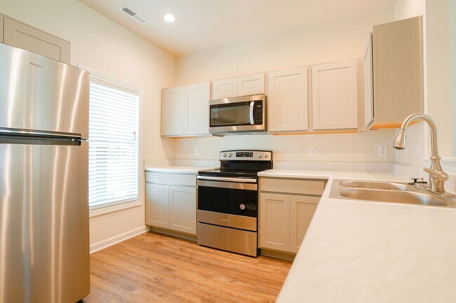 Foto del edificio - 2 Bedroom, 2.5 Bath Townhome in downtown Clayton, NC