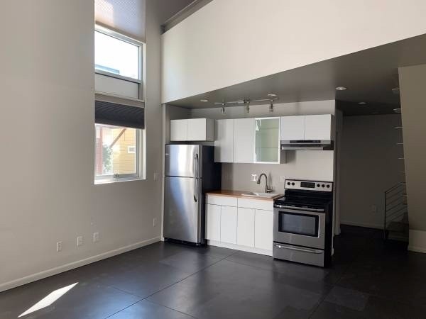 Foto principal - Sunny Remodeled Loft Near Uptown with Tall...