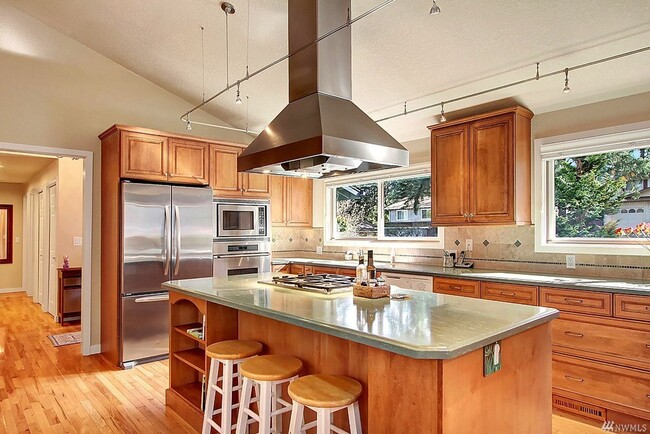 Foto del edificio - Beautifully Updated 4-Bedroom Home with Lo...