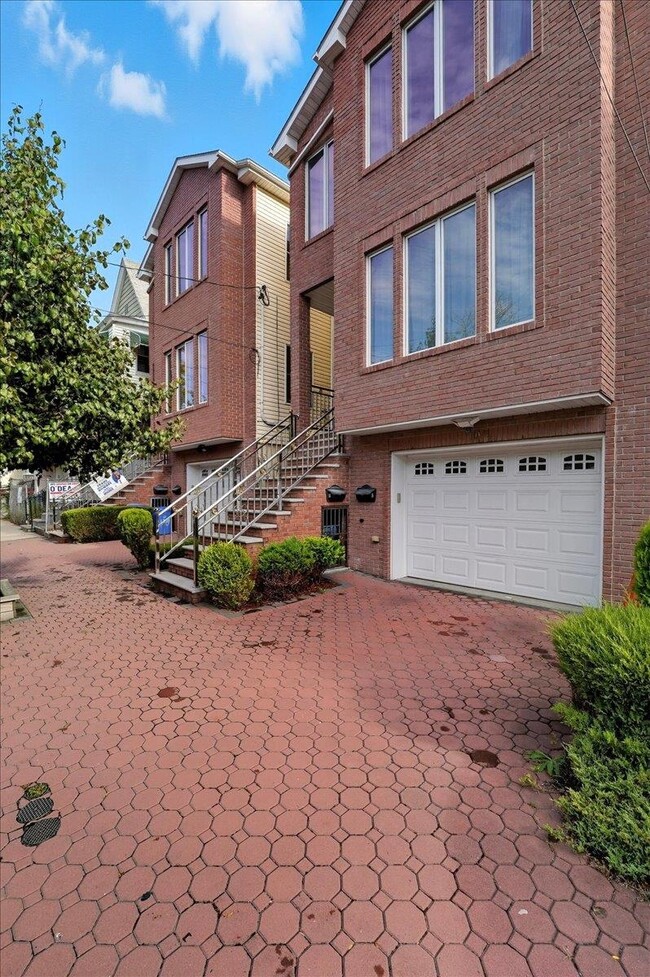 Foto del edificio - 108 Kearney Ave