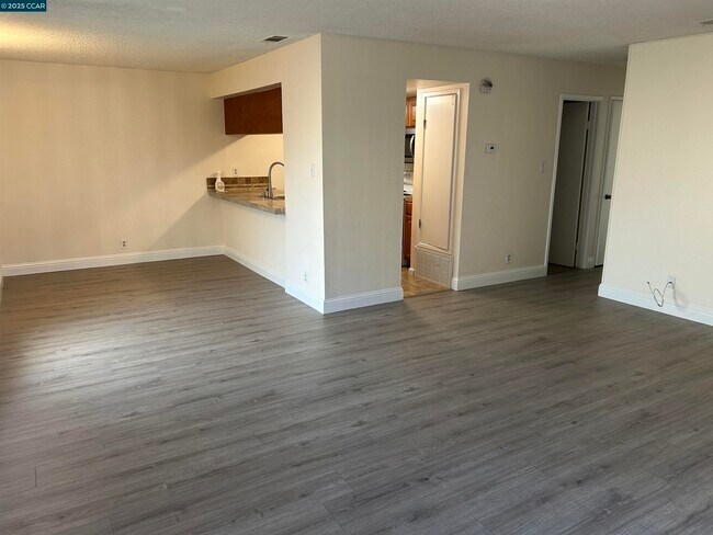 Foto del edificio - 5451 Roundtree Pl