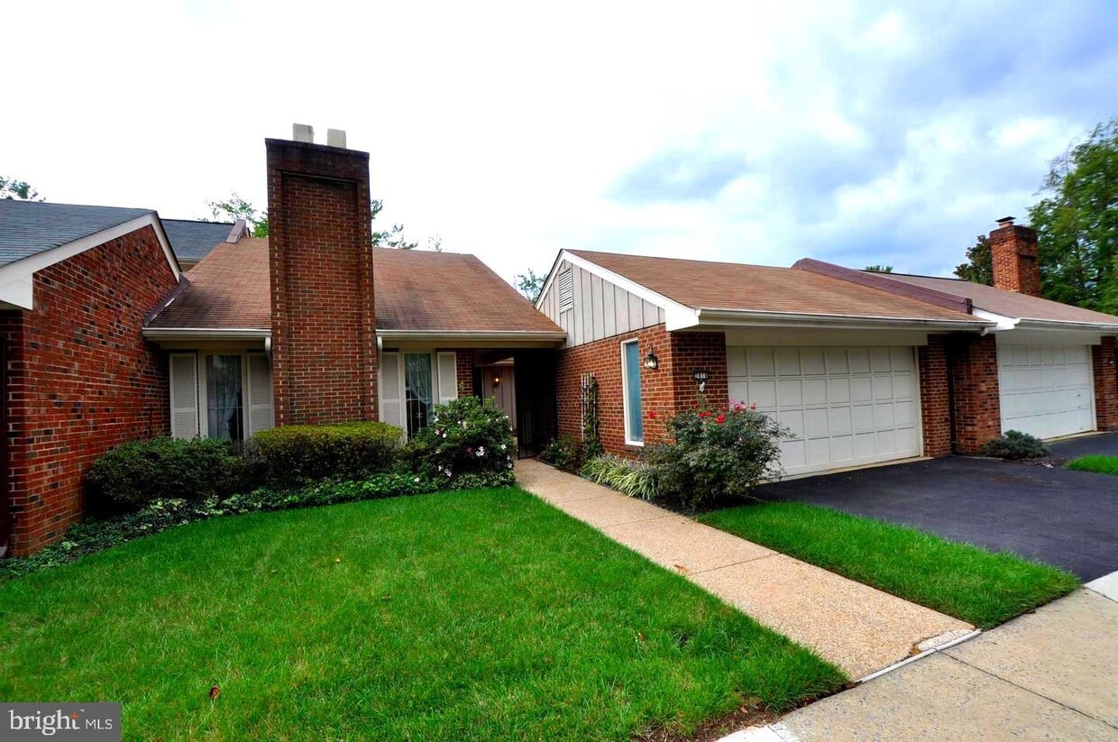 Primary Photo - 2818 Oakton Manor Ct